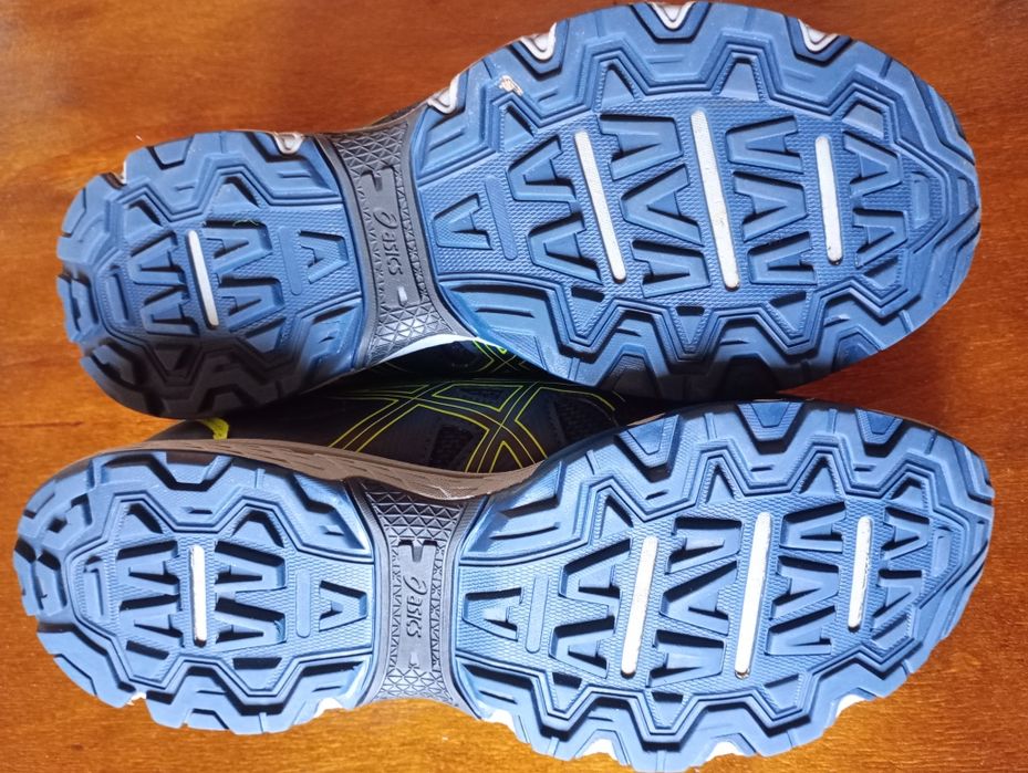 Кросівки від Asics