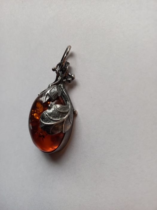 Zawieszka duża srebro oksydowane i naturalny bursztyn