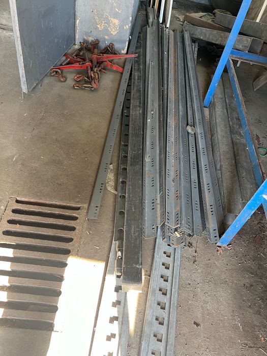 Solidne profile metalowe perforowane / kątowniki / słupy do regałów