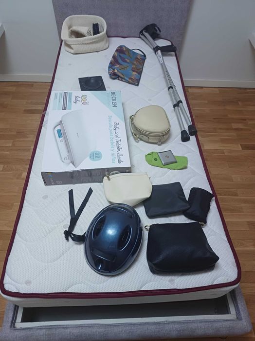 Par de canadianas e cama de solteiro