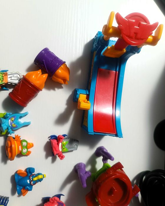 Lote SuperThings / SuperZings / Zomlings Figuras e Acessorios Z1