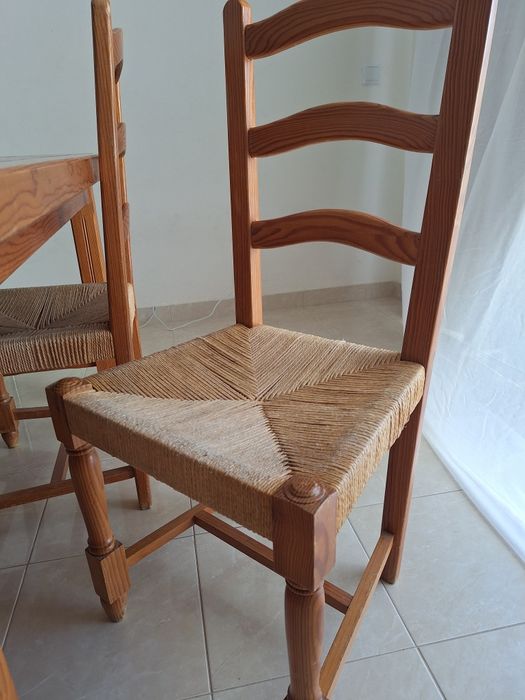 Mesa com 6 cadeira em pinho
