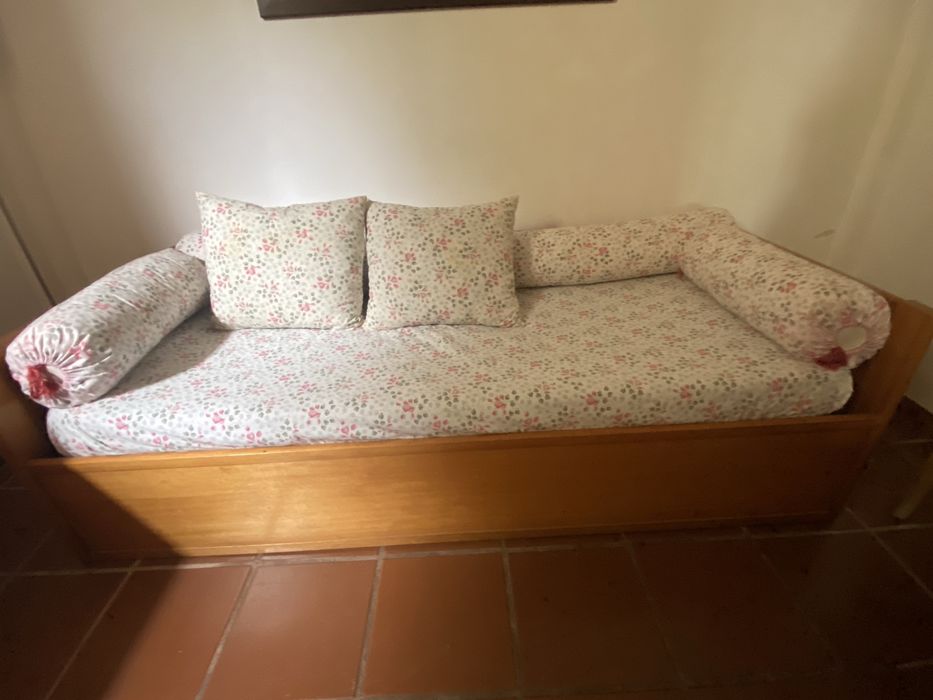 Mesa, cadeiras, cama/sofá e cómoda