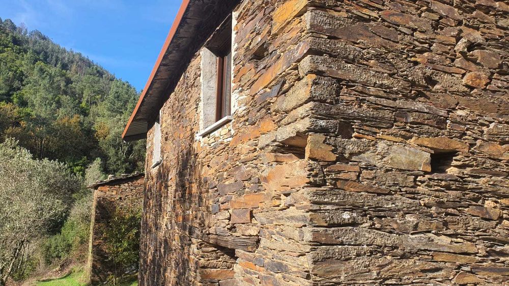 Quinta com ribeira, vistas para a serra – Monte Redondo