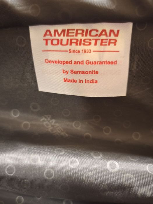 Валіза середнього "American tourist"розміру з пластику на 4 колесах