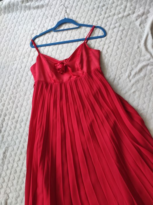 Suknia balowa z plisowaną spódnicą i wysokim stanem