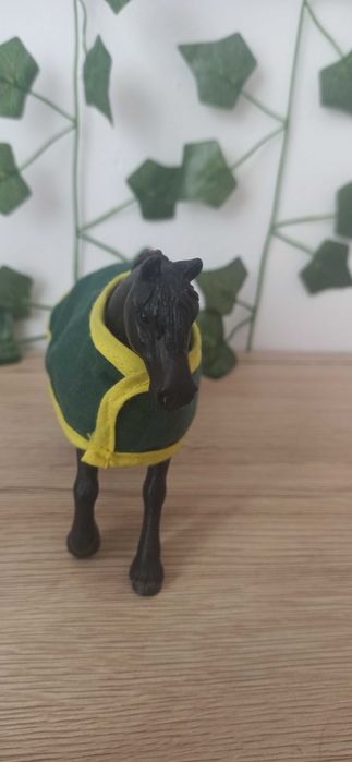 Zestaw rodziny koni fryzyjskich Schleich.