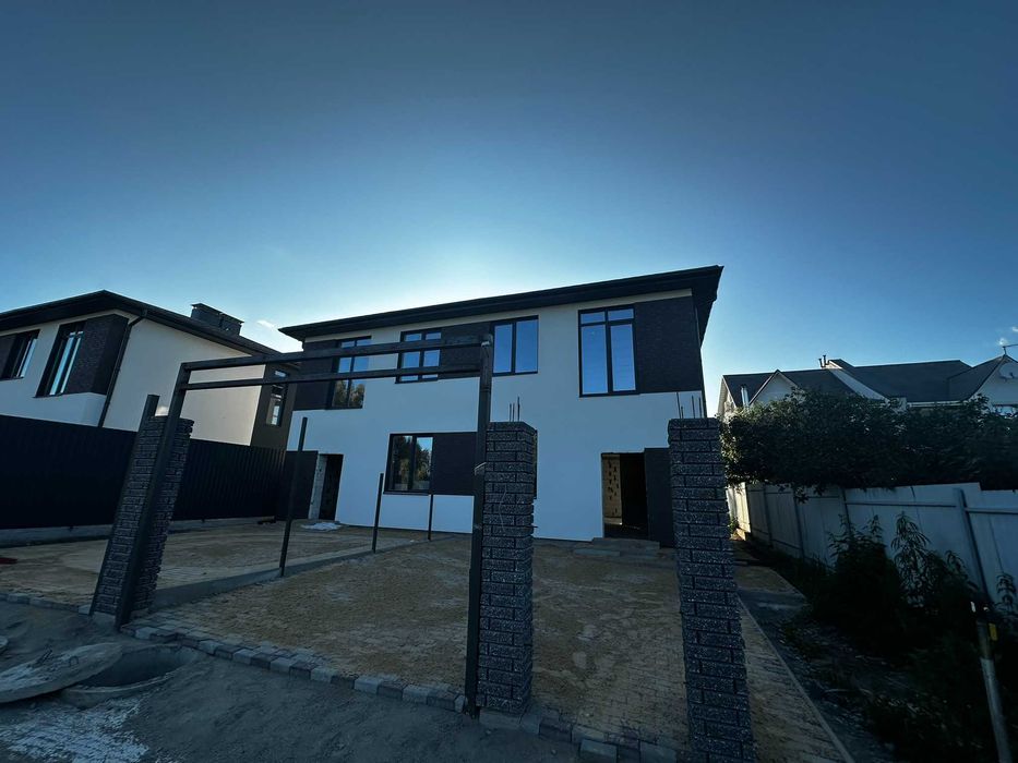 Будинок біля озера з пляжем