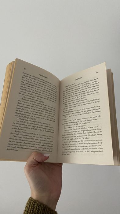 Livro American Dirt de Jeanine Cummins - bolso