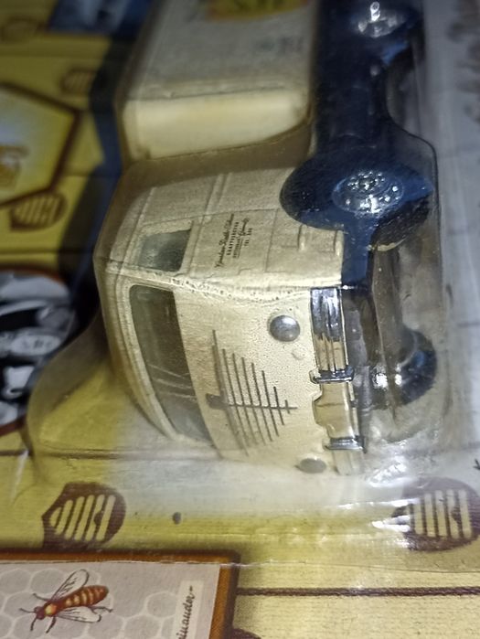 Model niemieckiej starej ciężarówki chyba DAF do transportu miodu 1:87