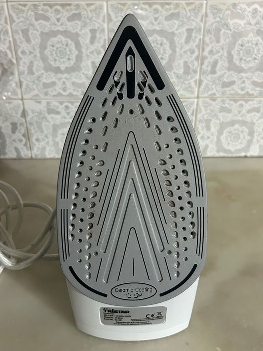 Ferro de engomar a vapor Tristar ST-8320 novo