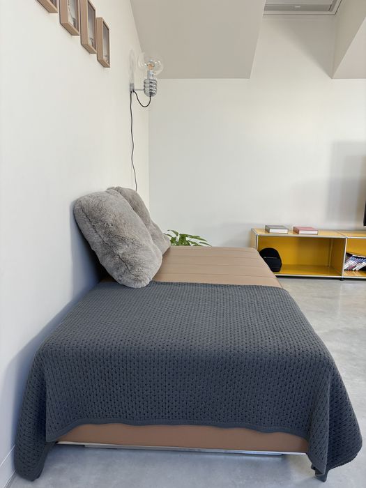 Banqueta em pele camel estilo Minotti