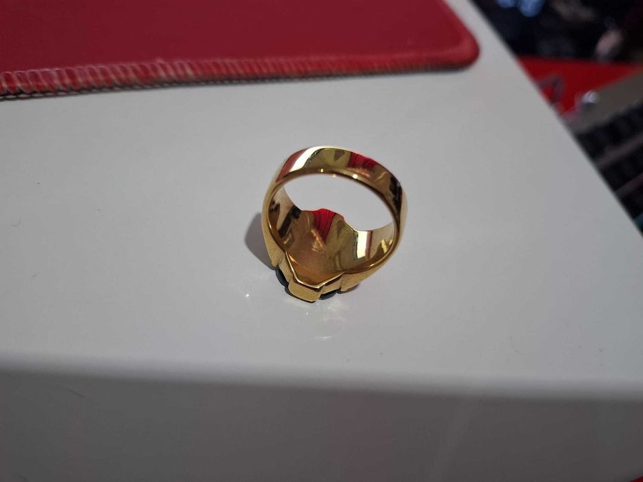 Anel Masculino Vintage em Aço Inoxidável com Acabamento Dourado e Gema Estilo Ónix