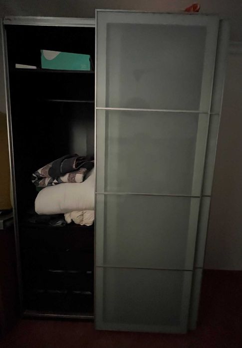 Roupeiro  PAX / AULI com portas deslizantes e vidro fosco
