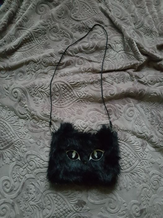 Śliczna czarna  torebka dziewczęca z kotkiem  z futerka