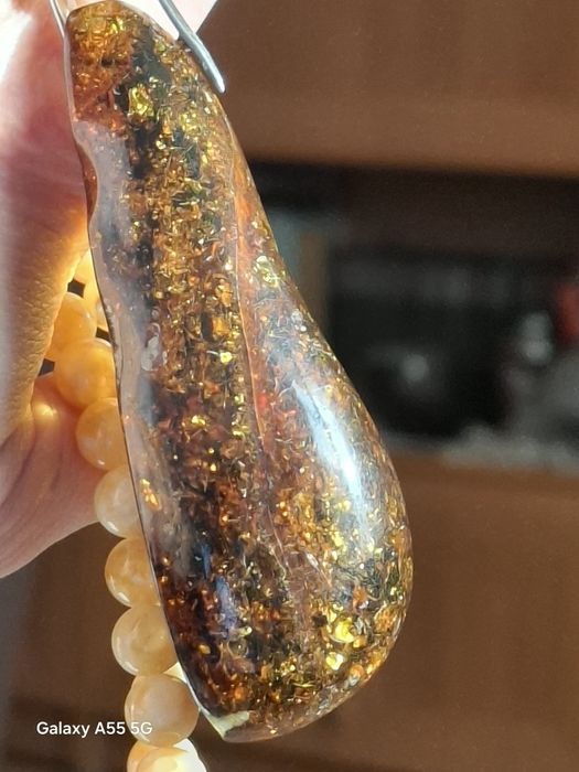 Duży wisior bursztynowy.