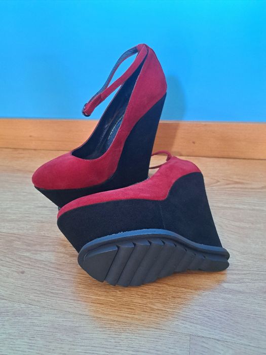 Sapatos de cunha em nobuck