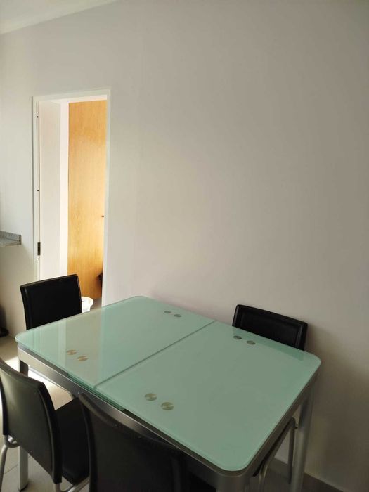 Sofá, mesa de cozinha e cadeiras