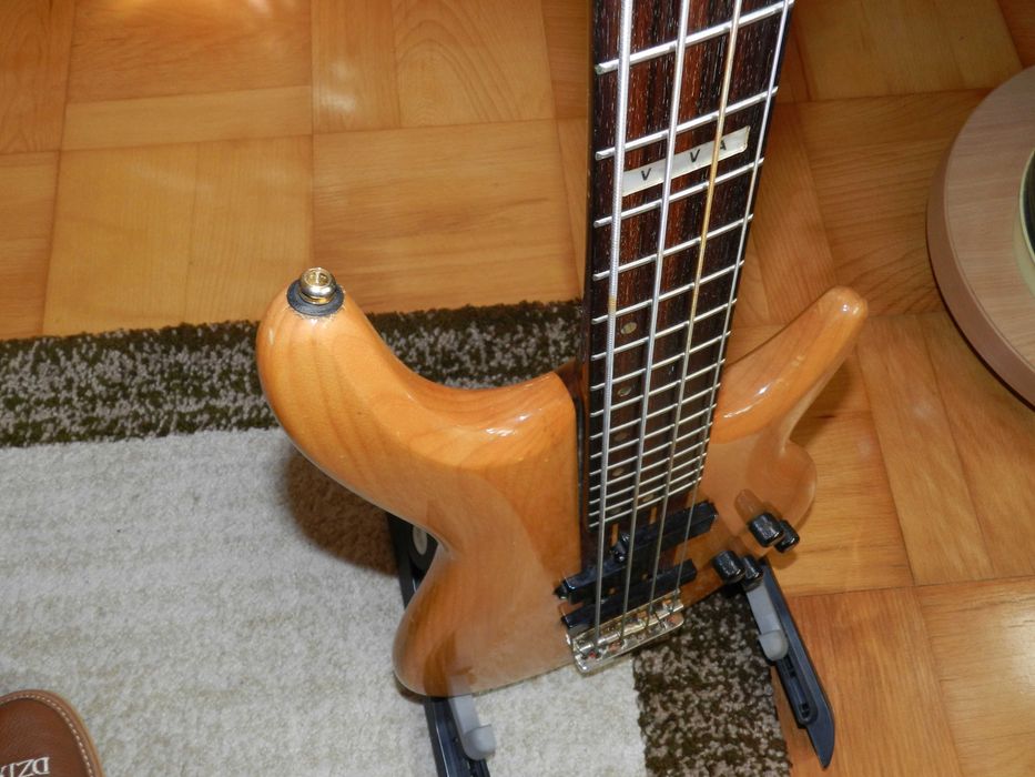 Gitara basowa aktywna Cort Artisan z futerałem