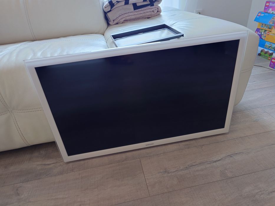 Telewizor Samsung 32" UE32H4510AW biały z uchwytem w pełni sprawny
