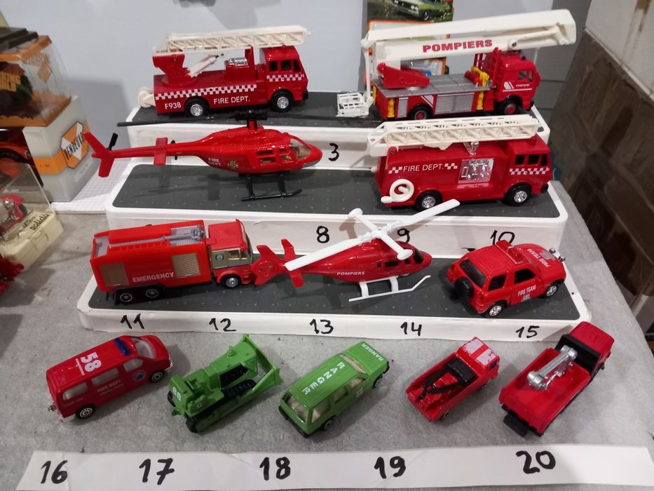 Miniaturas diversas de bombeiros