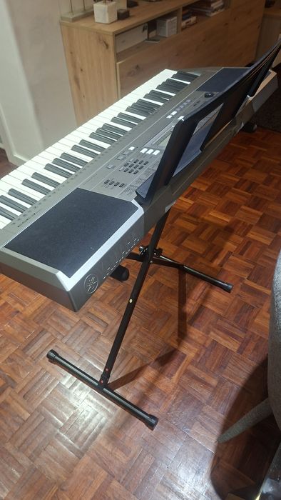 Piano/Teclado Yamaha PSR-E353 com stand
