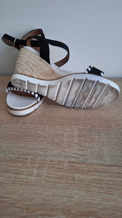 Sandałki na koturnie czarne zamszowe 38