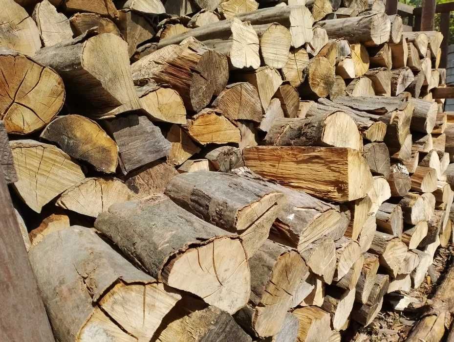 Połupane, sezonowane drewno kominkowe / opałowe