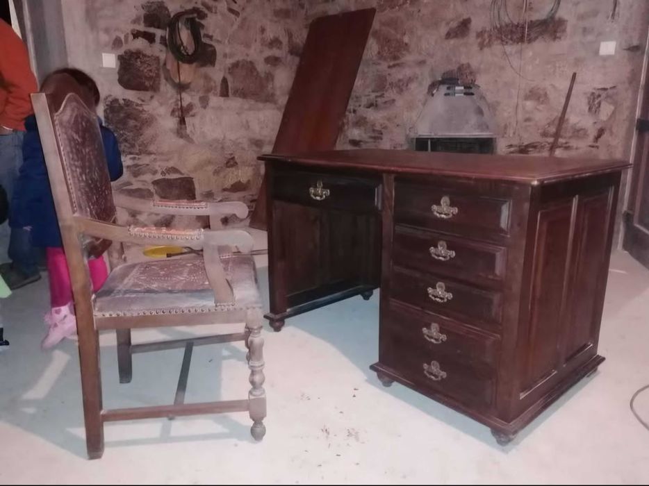 Secretaria de madeira e cadeira