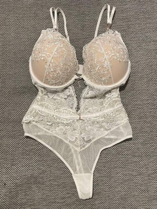 Розкішний весільний мереживний жіночий боді з чашечками