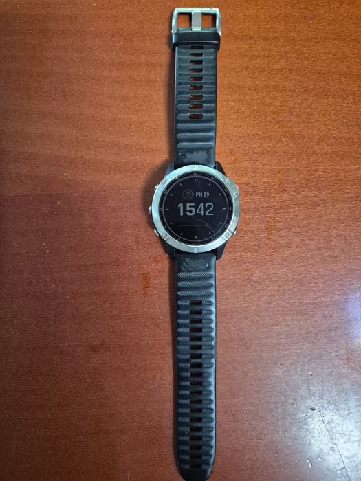 Sprzedam Smartwatch Garmin Fenix 6 Solar. Używany w 100 % sprawny, posiada w prawym dolnym rogu delikatną rysę.