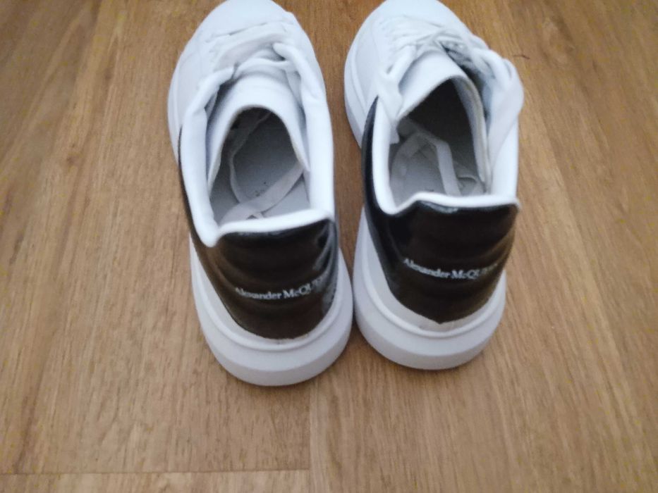 Tênis da marca Alexandre McQueen na cor branco e preto