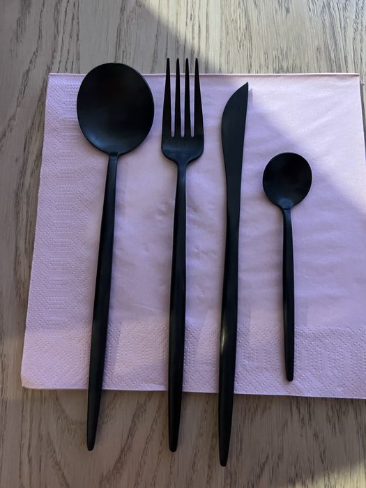 Sztućce firmy Homla - czarne 24 szt