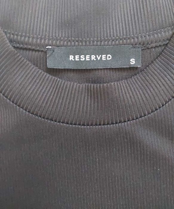 Czarna prążkowana bluzka ze stójką i koronkowymi rękawami Reserved S