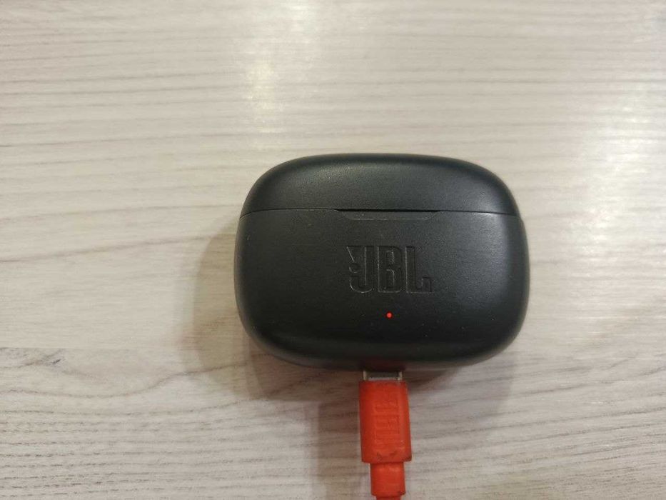 Продам навушники JBL, є дефект