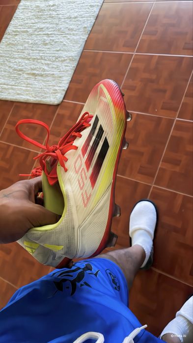 Chuteira adidas F50