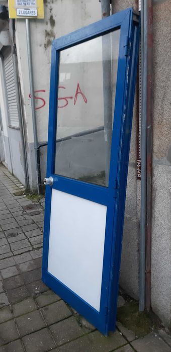 Portas com aro em bom estado