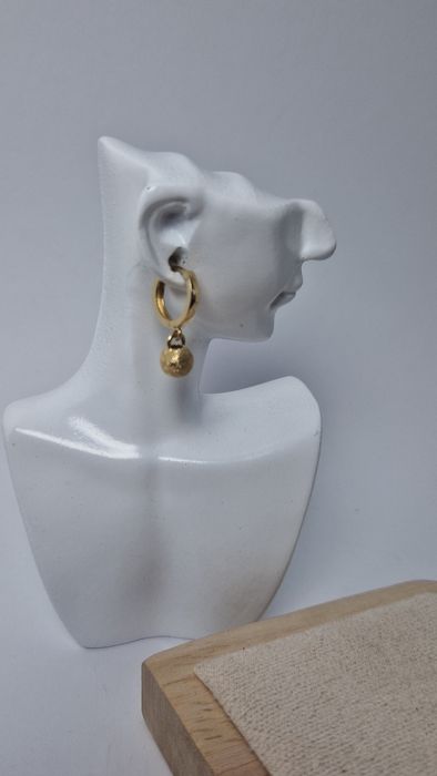 Złote kolczyki wiszące szlifowanie kulki grube