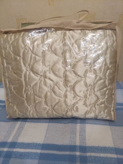 Нове,атласне стьогане покривало на ліжко 90*200.