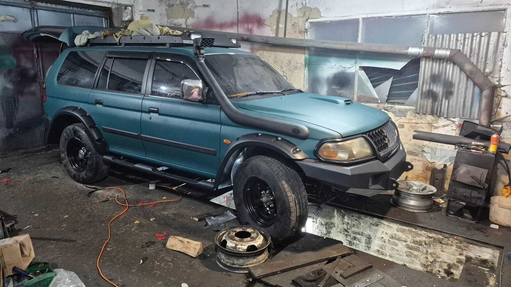 Опис авто / що зроблено:

Автомобіль перефарбований у покриття Raptor.

Двигун відреставрований, встановлена нова турбіна.

Відреставрована паливна апаратура.

Встановлений новий масляний насос.

Генератор відреставрований.

Ходова  перебрана.

Встановлений кастомний обвіс: передній і задній металеві бампери, посилені підніжки, ляда/кронштейн під запасне колесо.

Є цинк/ящик для боєприпасів під різну дрібницю.