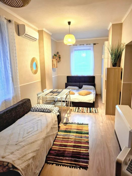 Blisko Rynku/ Night Host