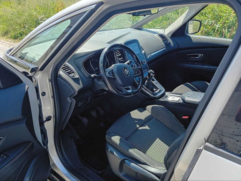 Vendo o meu carro. Renault Grand Scenic 2017. Venda urgente, por isso o preço é muito baixo.