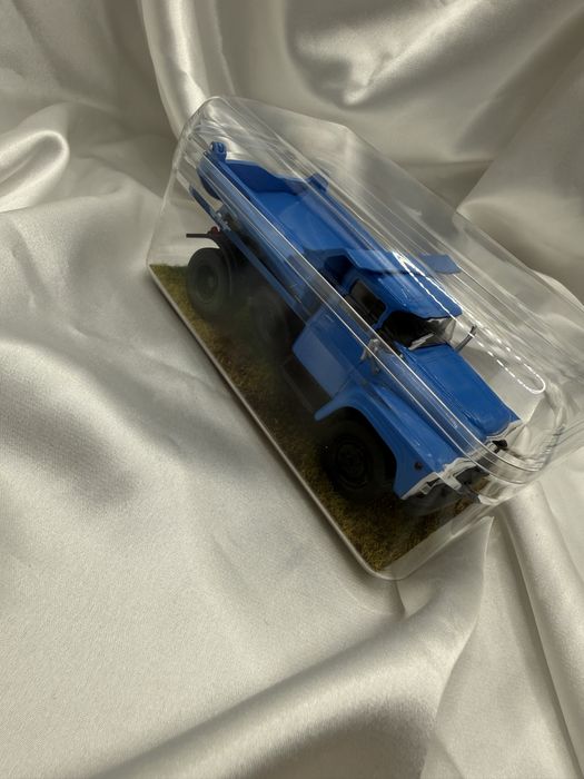 model ciężarówki ZIŁ-130 MMZ-555