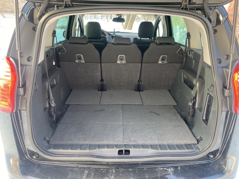 Автомобіль peugeot 5008