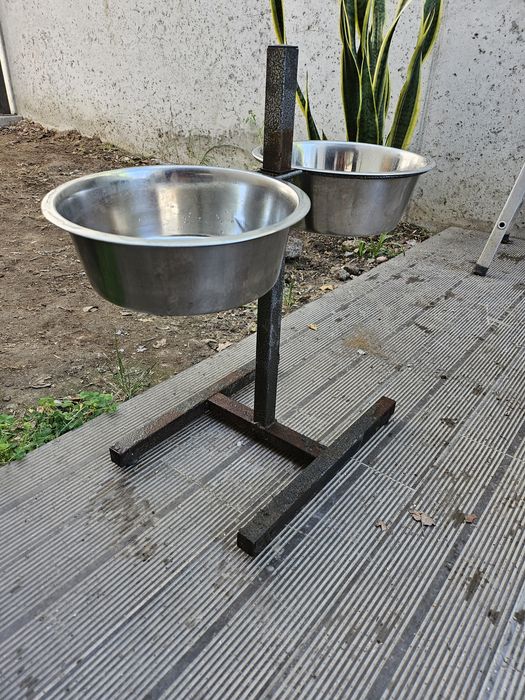 Comedouro ajustável amovível