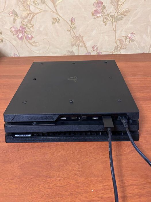 Продам PS4 Pro. В гарному стані.