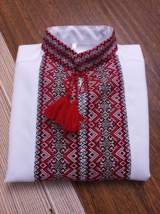 Вишиванки чоловічі в асортименті.