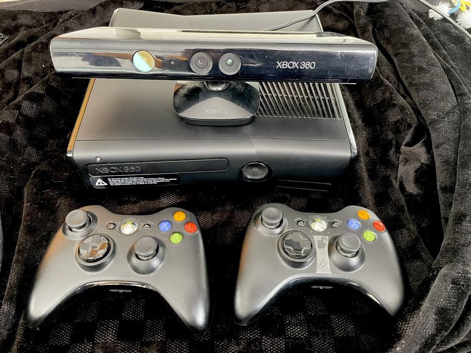 Konsola Xbox 360 + Kinect + 2 pady + 7 gier