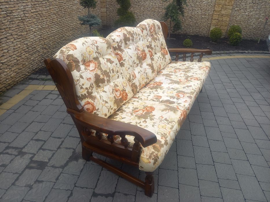 Продам хороший диван на терасу.