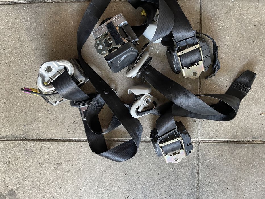 Cintos vw golf iv 3 portas pretos